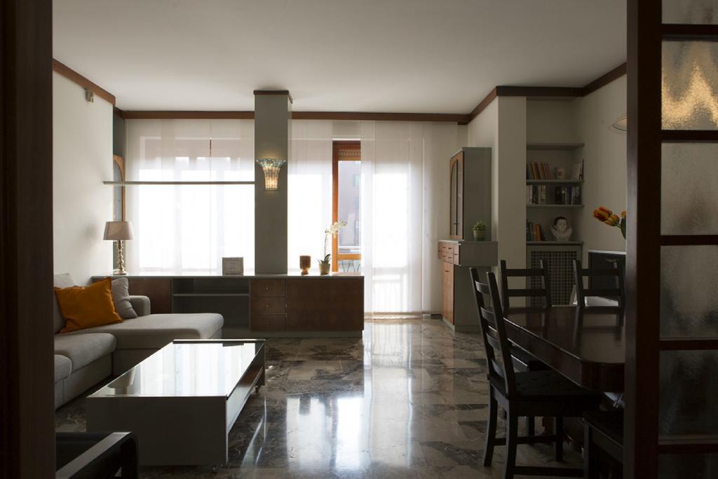 Fiera Monterosa 11 Apartment Milano Rum bild