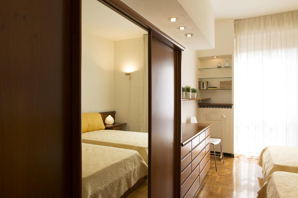 Fiera Monterosa 11 Apartment Milano Rum bild